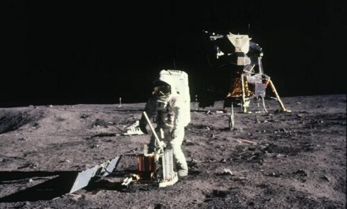 علت جا ماندن کیسه های پسماند کاوشگران فضانورد روی ماه چیست؟