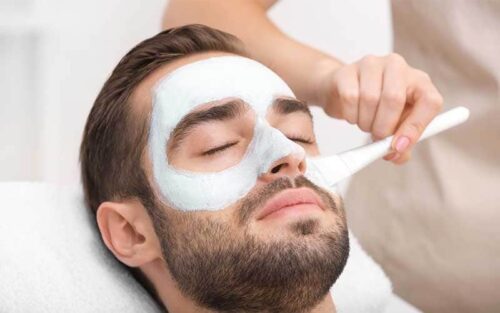 روتین معمول رسیدگی به پوست صورت و بدن با استفاده از محصولات مراقبت پوستی در آقایان